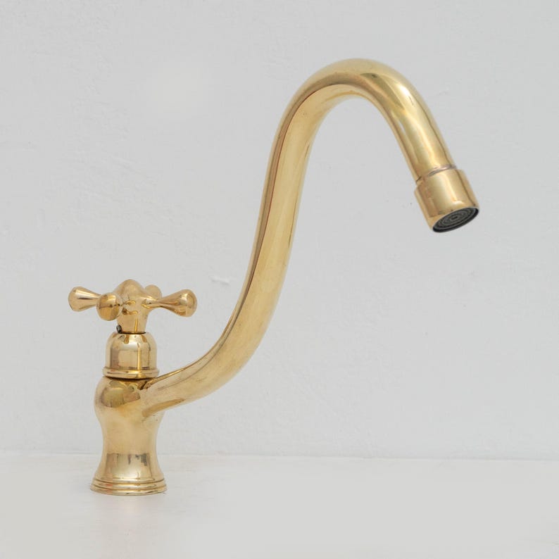 Single-Hole Brass Faucet – S-Curve Gooseneck Mixer