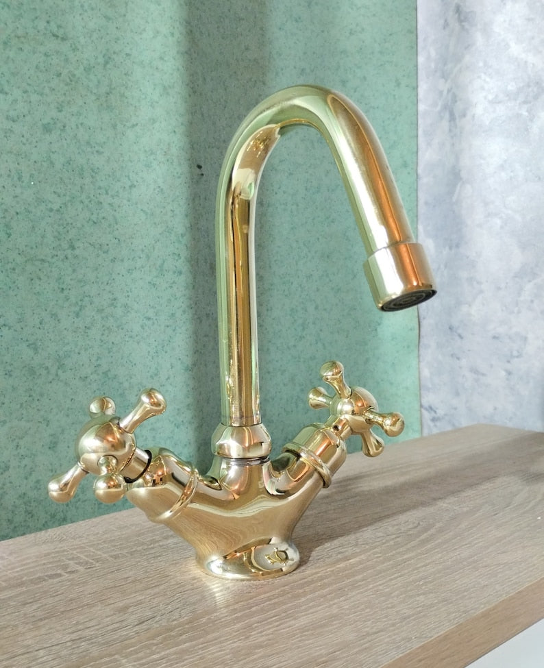 Polished Brass Widespread Bathroom Faucet