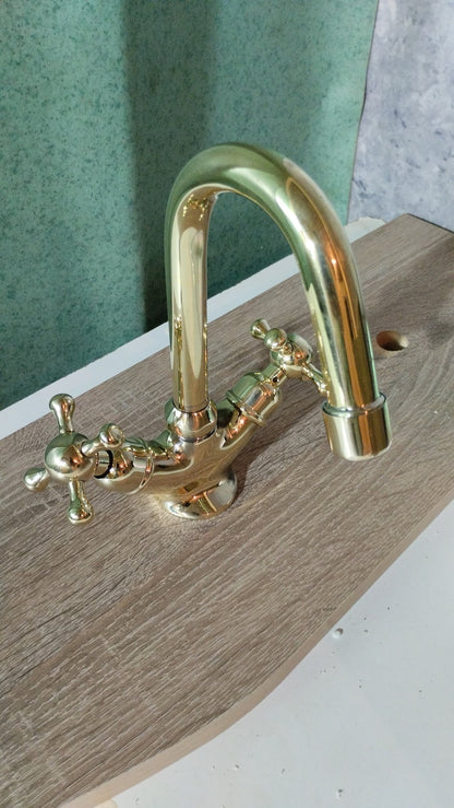 Polished Brass Widespread Bathroom Faucet