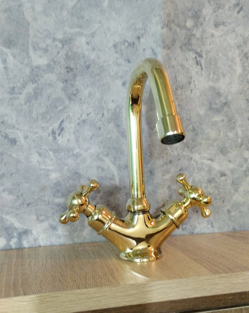 Polished Brass Widespread Bathroom Faucet