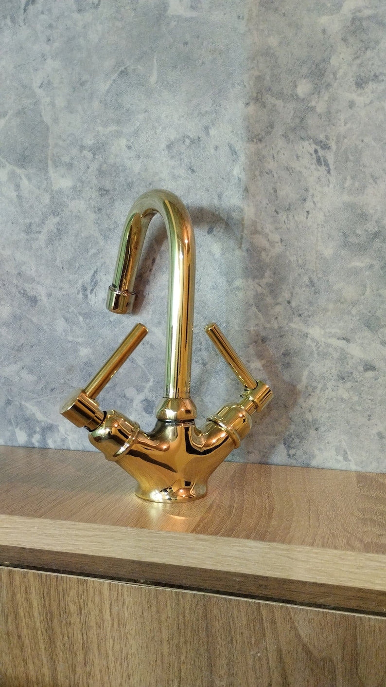 Polished Brass Widespread Bathroom Faucet