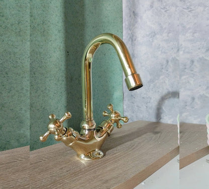 Polished Brass Widespread Bathroom Faucet