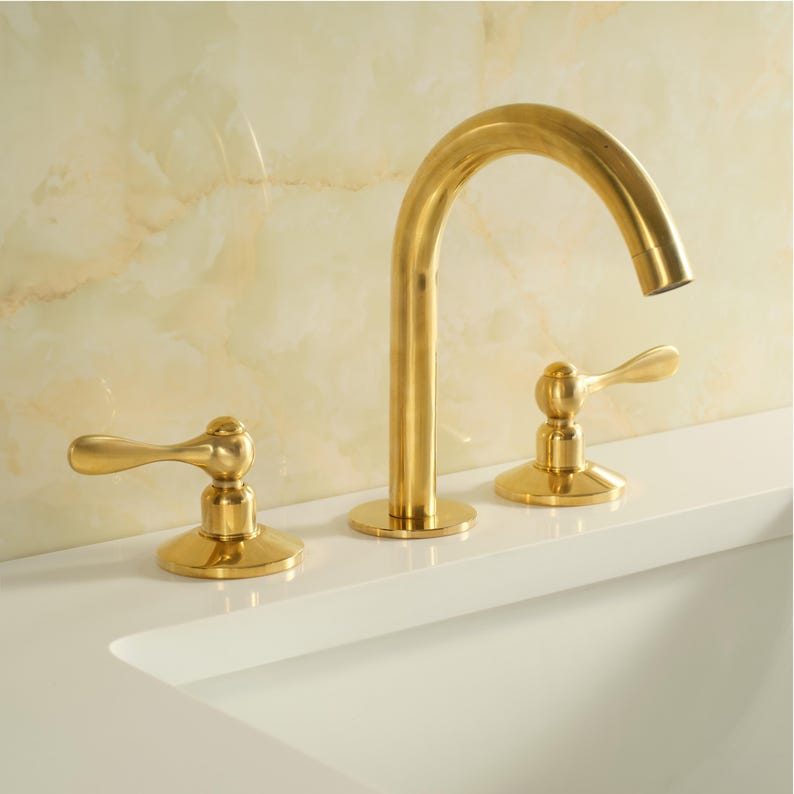 Polished Brass Widespread Bathroom Faucet