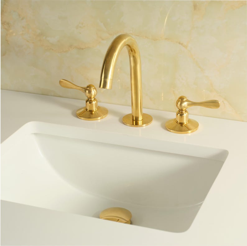 Polished Brass Widespread Bathroom Faucet
